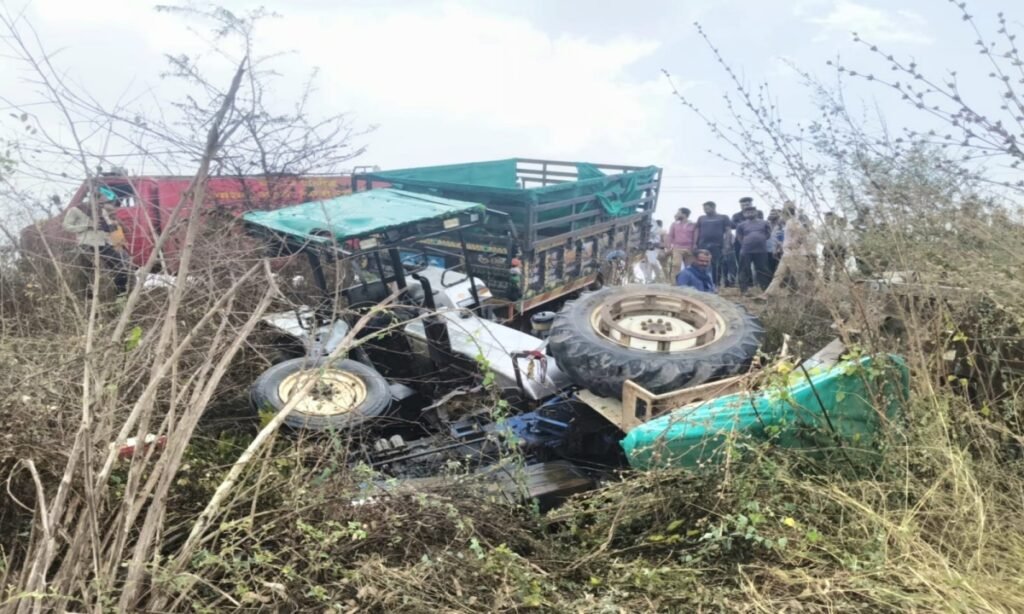 बेरखेड़ी चौराहे के पास दो ट्रैक्टर-ट्रॉली की भिड़ंत, खाई में पलटकर लगी आग, बड़ा हादसा टला