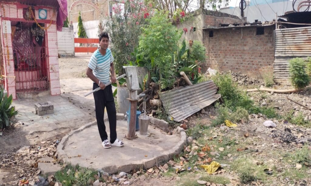 एक-एक बाल्टी पानी के लिए जद्दोजहद कर रहे अहिरखेड़ी के रहवासी