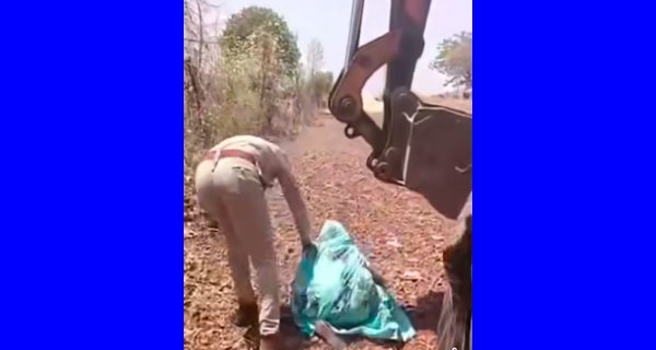 ओंकारेश्वर में अतिक्रमण हटाने की कार्रवाई का विरोध, महिला जेसीबी के आगे लेटी