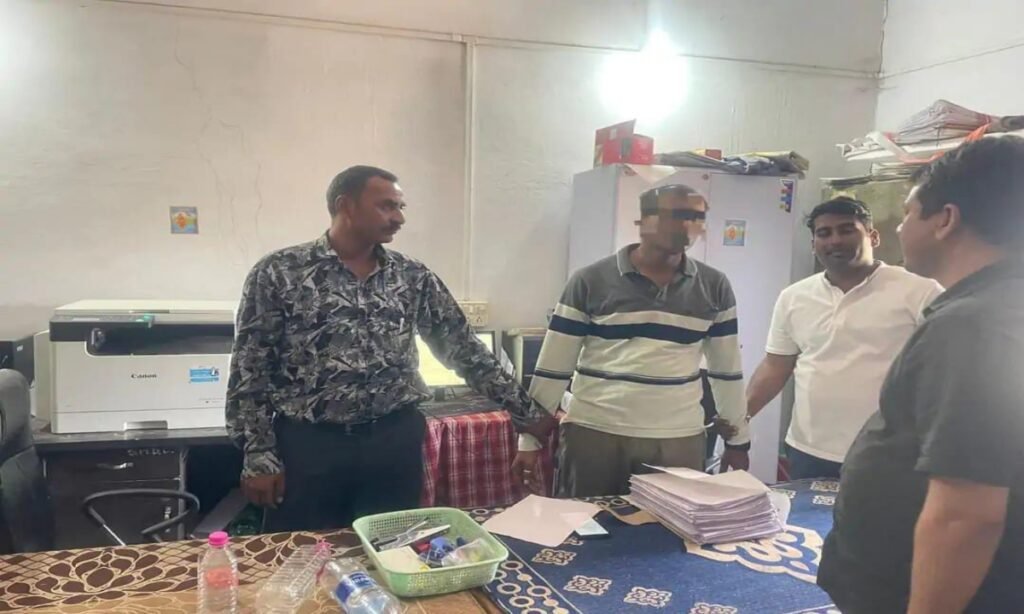 लोकायुक्त टीम का ने शिक्षक को घूस लेते पकड़ा