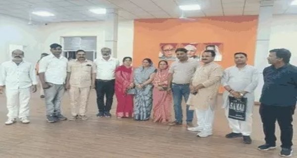 12 पार्षद भोपाल पहुंचे, शिवपुरी नपा अध्यक्ष को हटाने की मांग, प्रदेशाध्यक्ष को सौंपे इस्तीफे