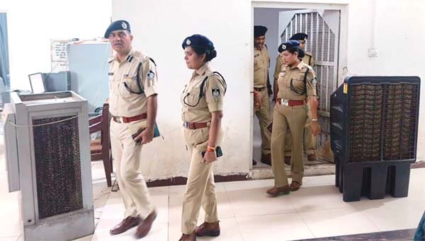 डीआईजी और एसपी ने किया इछावर थाने का औचक निरीक्षण, सुरक्षा व्यवस्था का लिया जायजा
