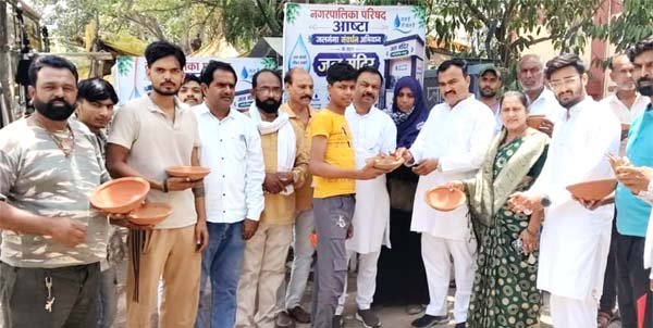 बेजुबान पक्षियों के लिए नपा ने वितरित किए पानी के सकोरे