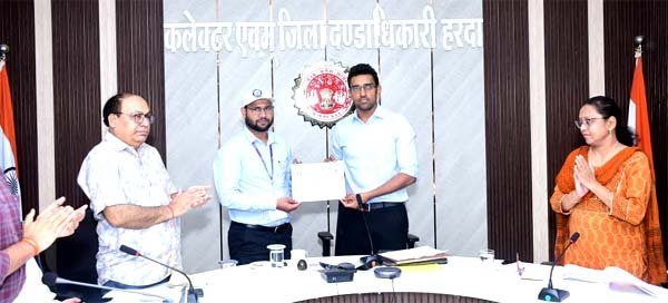 जनगणना कार्य में उत्कृष्ट प्रदर्शन, शिक्षक विदेश कुमार को कलेक्टर ने किया सम्मानित