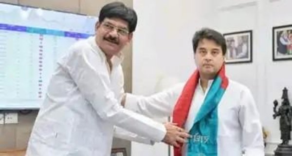 सिंधिया से मिले पूर्व मंत्री भदौरिया, भाजपा की जीत पर दी बधाई