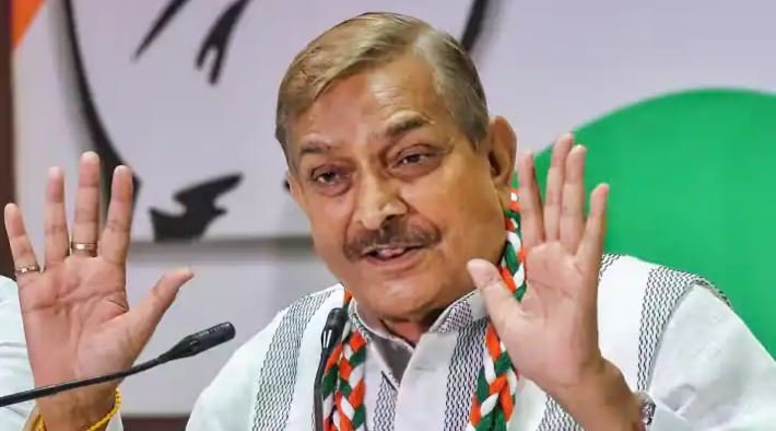 पेट्रोल और डीज़ल के क़ीमतों में हुए इज़ाफ़े पर कांग्रेस ने सरकार पर हमला बोला, “महंगाई मैन” का दिया तमग़ा