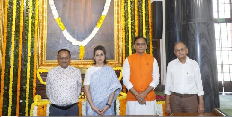 सांसदों ने गुरुदेव रवीन्द्रनाथ टैगोर को पुष्पांजलि अर्पित की