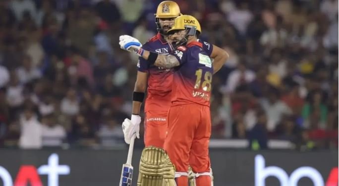 आरसीबी के ड्रेसिंग रूम में ड्वेन ब्रावो की सरप्राइज एंट्री: विराट कोहली के शतक के बाद केकेआर मेंटर ने मांगा ऑटोग्राफ, बोले- क्रिकेट को अभी आपकी जरूरत है