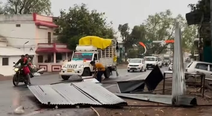 ​मौसम ने बदली करवट: तेज आंधी से जनजीवन अस्त-व्यस्त, पेड़ और बिजली के खंभे गिरे; एक की जान गई