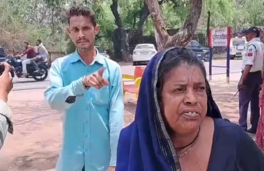 बेटे का संघर्ष: मां को स्ट्रेचर पर लिटाकर न्याय के लिए एसपी ऑफिस पहुंचा बेटा
