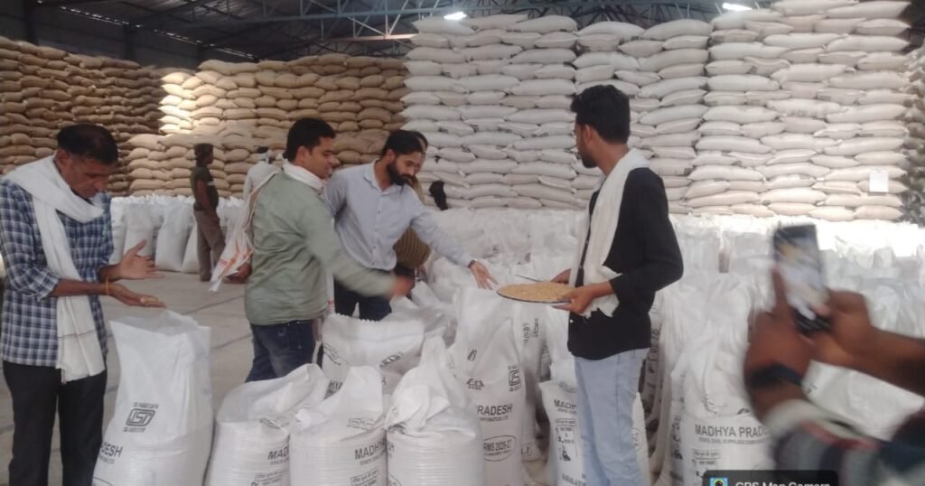 FCI के अधिकारियों ने जिले के उपार्जन केंद्रों का किया निरीक्षण 