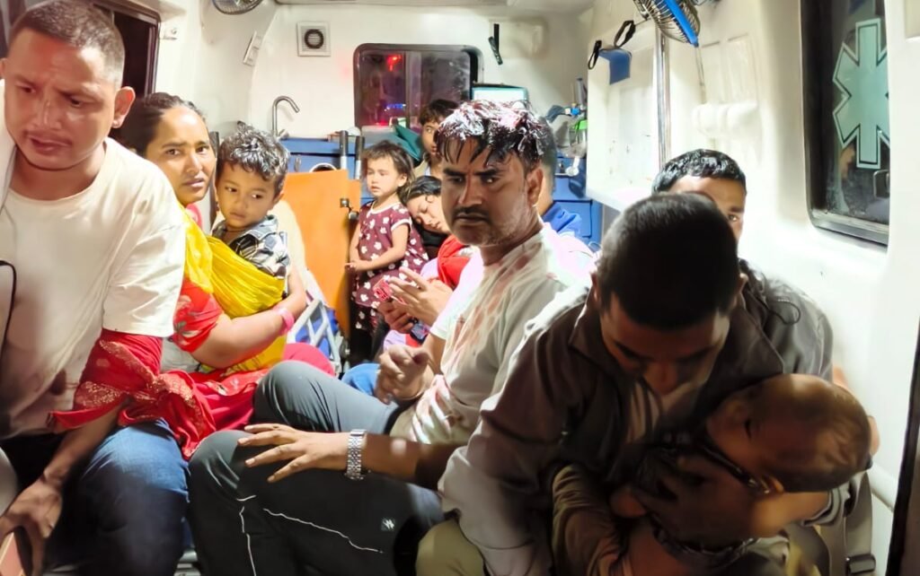 नेपाल से बेंगलुरु जा रही बस पलटी, एक दर्जन से अधिक यात्री घायल 