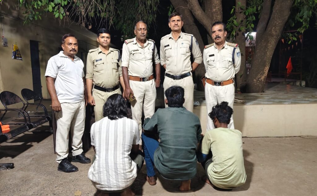 तार चोरी करने वाले गिरोह का पर्दाफाश, तीन आरोपियों को पुलिस ने किया गिरफ्तार