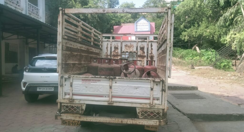 मिलिट्री गैस एजेंसी का वाहन जब्त, सिलेंडर से चोरी हो रही थी गैस; कलेक्ट्रेट के सामने धराया