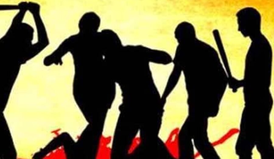 हथियारों से लैस दो पक्ष भिड़े, 10 घायल, 4 बाइकों में तोडफ़ोड़