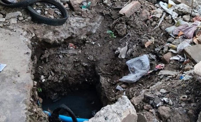 22 दिन से खुला पड़ा नाला दे रहा हादसों को न्योता, खुदाई कर भूल गई नगर पालिका