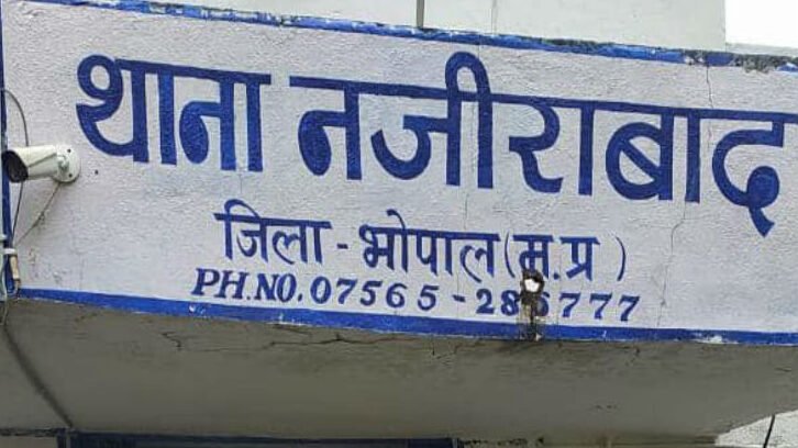 दो परिवारों के बीच खूनी संघर्ष लाठी-डंडे के हमले से लोग घायल