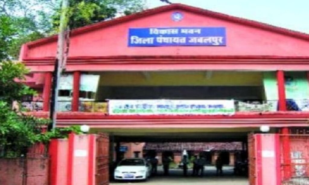 रिश्तेदारों के खातों में भेजे पैसे, एक सरपंच को हटाया, दूसरे पर केस दर्ज