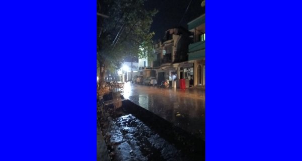 झोंकेदार हवाओं और गरज-चमक के साथ हुई बारिश 