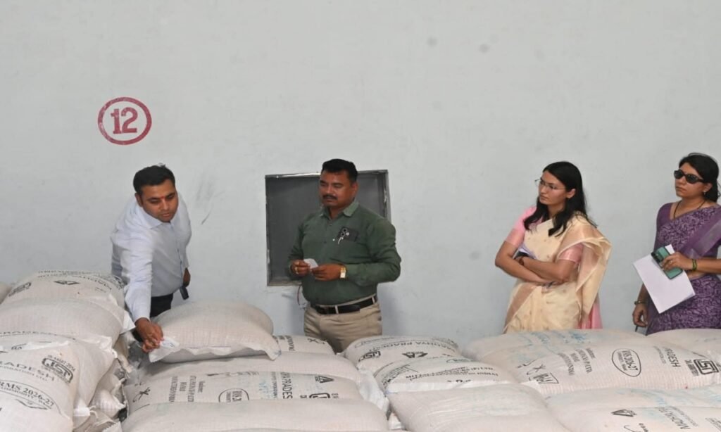 बोरियों के टैग पर किसानों के नाम, कोड नहीं लिखे, कलेक्टर ने लगाई फटकार