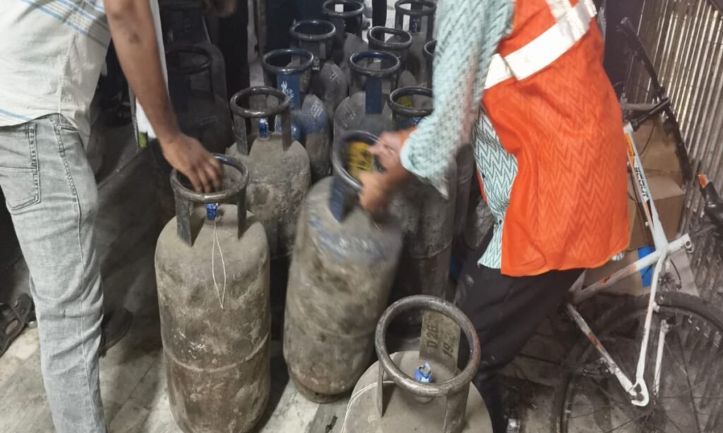 अवैध रूप से रखे गए 25 गैस सिलेंडर जब्त