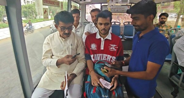 ई-बस से भाजपा प्रशिक्षण वर्ग पहुंचे सांसद शंकर लालवानी