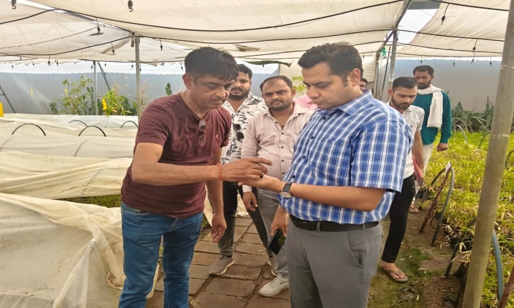 कलेक्टर पहुंचे खरीदी केंद्र, लिया व्यवस्थाओं का जायजा