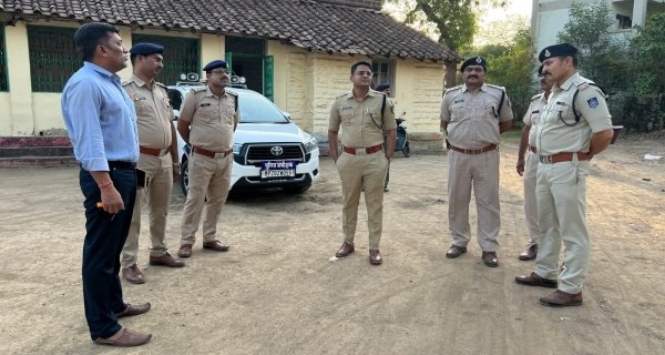 थाना परिसर, जब्त वाहन और अभिलेखों की एसपी ने की पड़ताल
