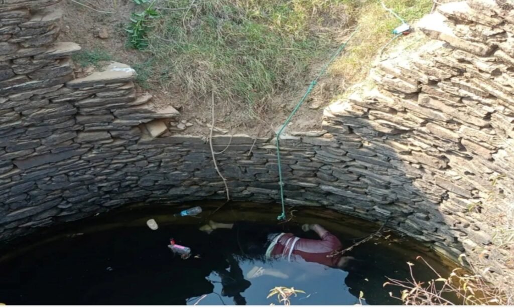 पिता और दो बच्चों के शव कुएं में मिले