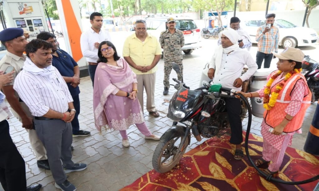 कलेक्टर ने पेट्रोल पंप पर पहुँचकर महिलाओं को बनाया शक्ति दीदी