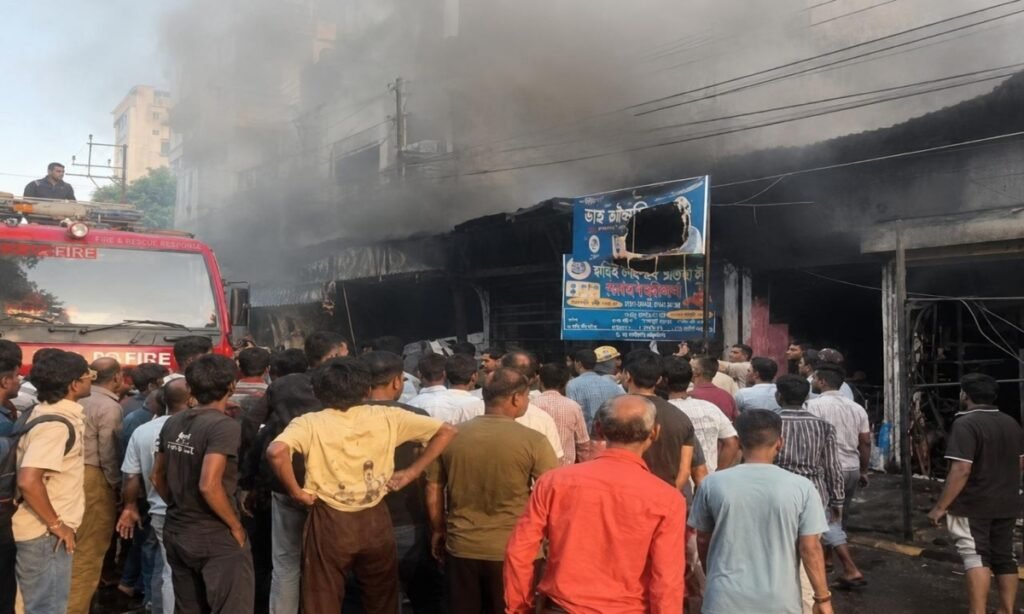 प्लायवुड दुकान में लगी आग, मेडिकल स्टोर तक पहुंची लपटें