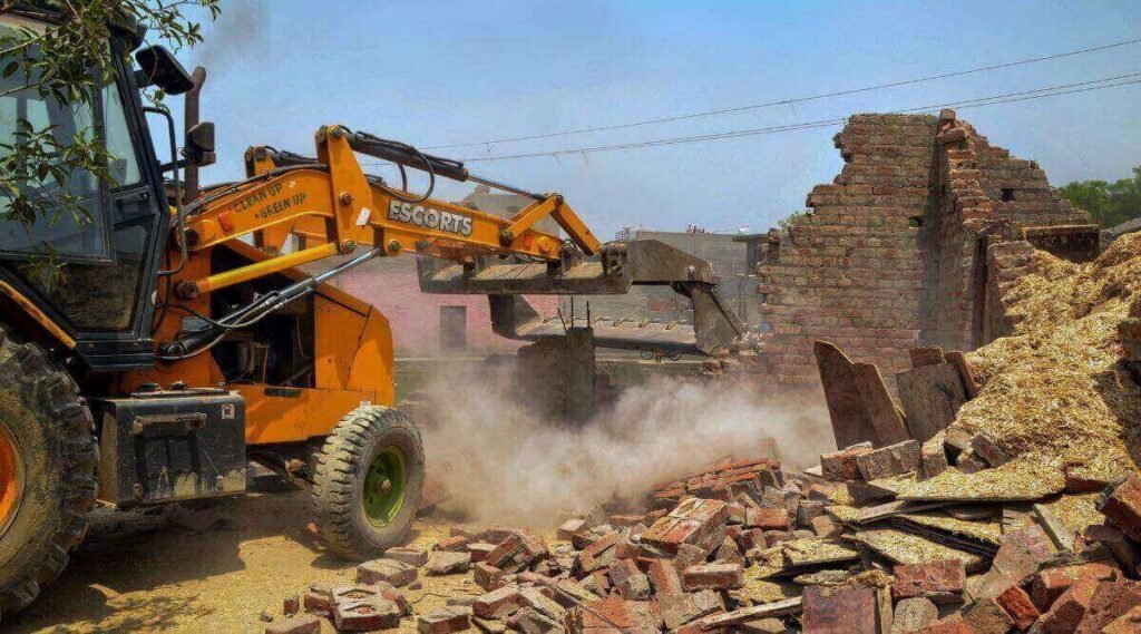 मनासा में बड़ी प्रशासनिक कार्रवाई: 7 करोड़ की शासकीय भूमि से हटा अवैध निर्माण, भाजपा नेता की दुकानें ढहाईं