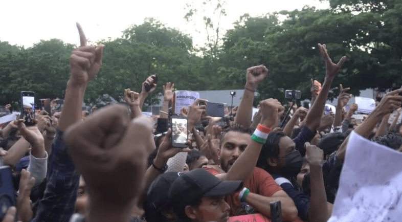 नीट पेपर लीक पर बढ़ा विरोध: शिक्षा मंत्री के इस्तीफे की मांग को लेकर बेंगलुरु में जुटे हजारों छात्र, दिग्गजों ने सरकार को घेरा