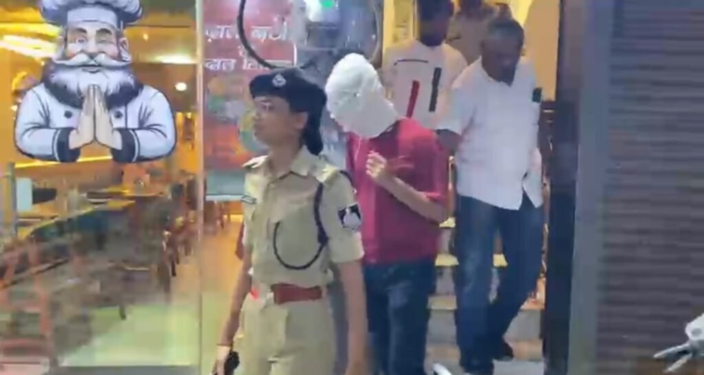स्पा सेंटर में पुलिस की रेड, कई युवक युवती पकड़े