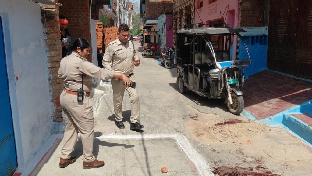 चाकू से गोदकर दिनदहाड़े युवक की हत्या