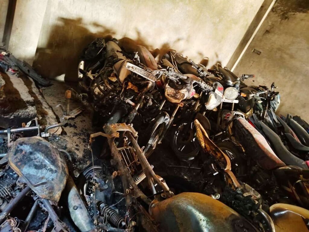 कैलाश मोटर्स के गोदाम में आग,दो दर्जन बाइक खाक