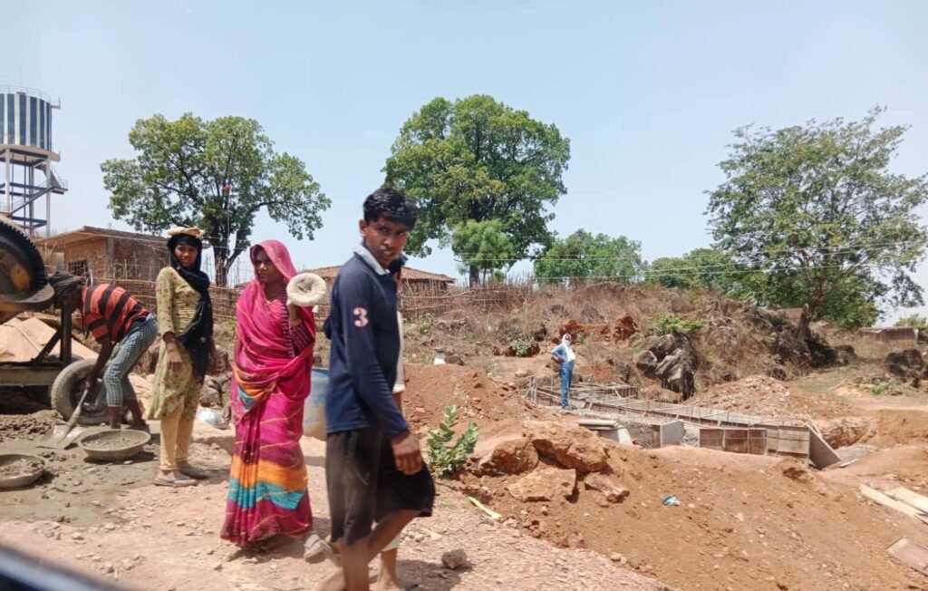 दबंगई के आधार पर पंचायत कर रही है कार्य: लक्ष्मण