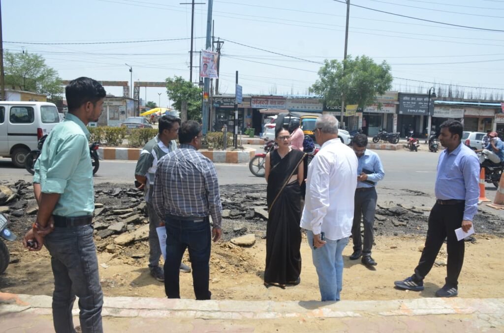 ननि आयुक्त ने मॉडल सड़क बैढ़न के संविदाकार को लगाई फटकार