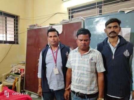 कलेक्ट्रेट में तहसीलदार का रीडर बीस हजार की रिश्वत लेते दबोचा