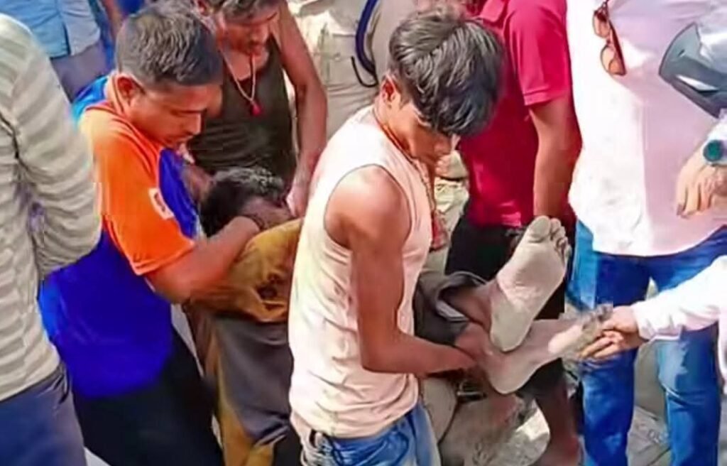जंगल में पलटा सीमेंट से लदा ट्रेलर, चालक केबिन में फंसा