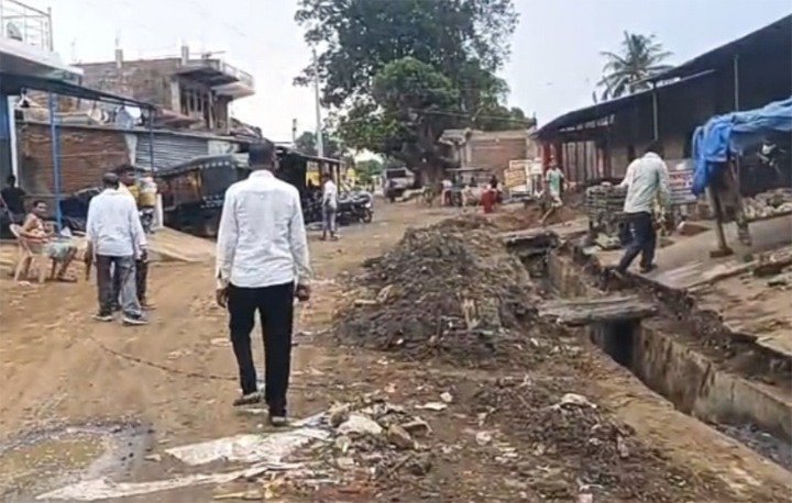 अतिक्रमण की चपेट में भुईमाड़ बाजार, नाली व सडक़ पर कब्जा