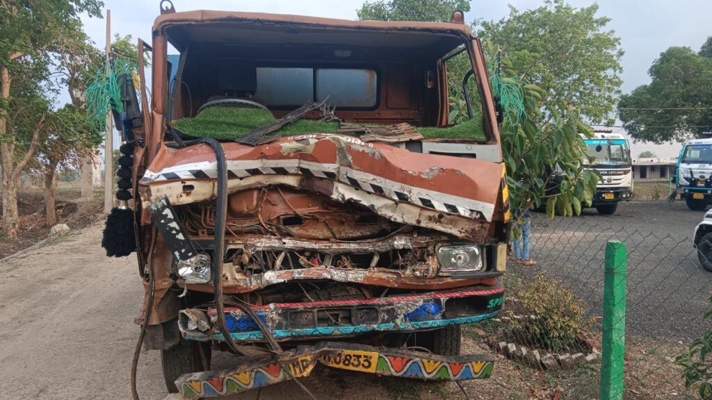 अनियंत्रित डंपर घर में घुसा, चार ग्रामीणों को रौंदा