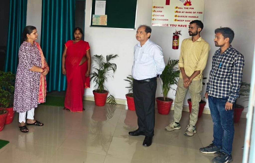 निरीक्षण में नदारत मिले चिकित्सक एवं दो स्वास्थ्य कर्मी  