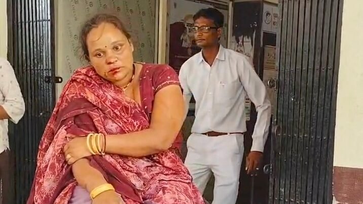 नीमच में मिट्टी खदान धंसी, 3 महिला मजदूर दबीं, राजस्थान से मिट्टी लेने आई थीं 13 महिलाएं, ठेले से अस्पताल लेकर पहुंचे लोग
