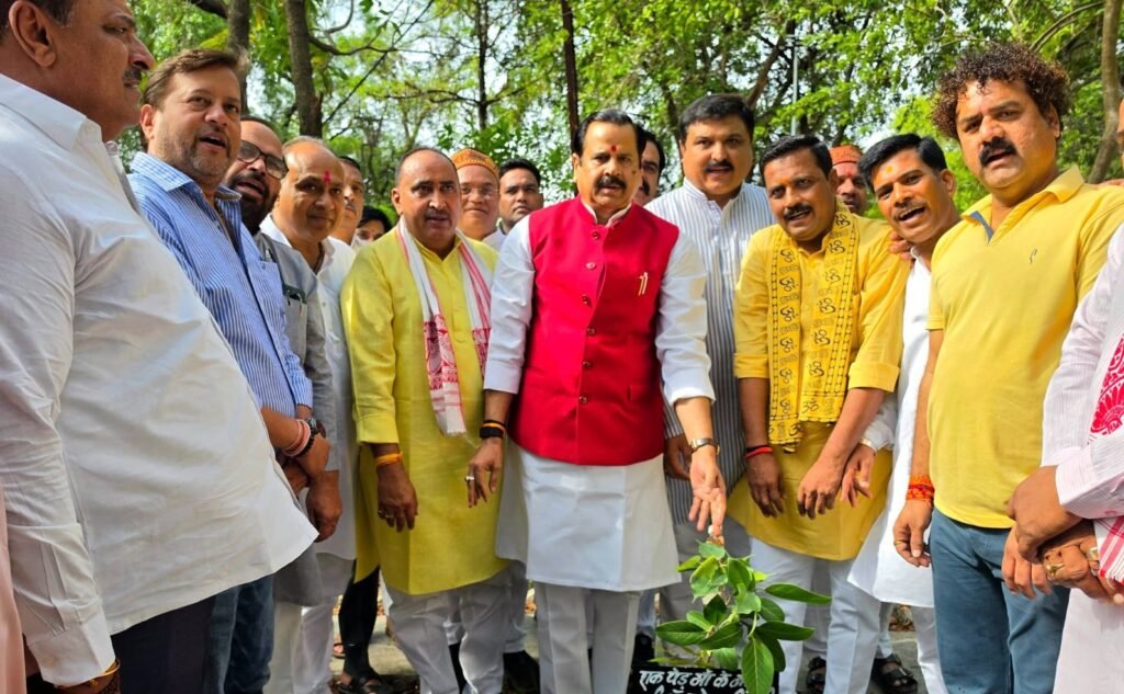 भाजपा प्रदेश प्रभारी डॉ महेंद्र सिंह ने देवास में किया पौधरोपण, सोलर प्लांट का किया निरीक्षण