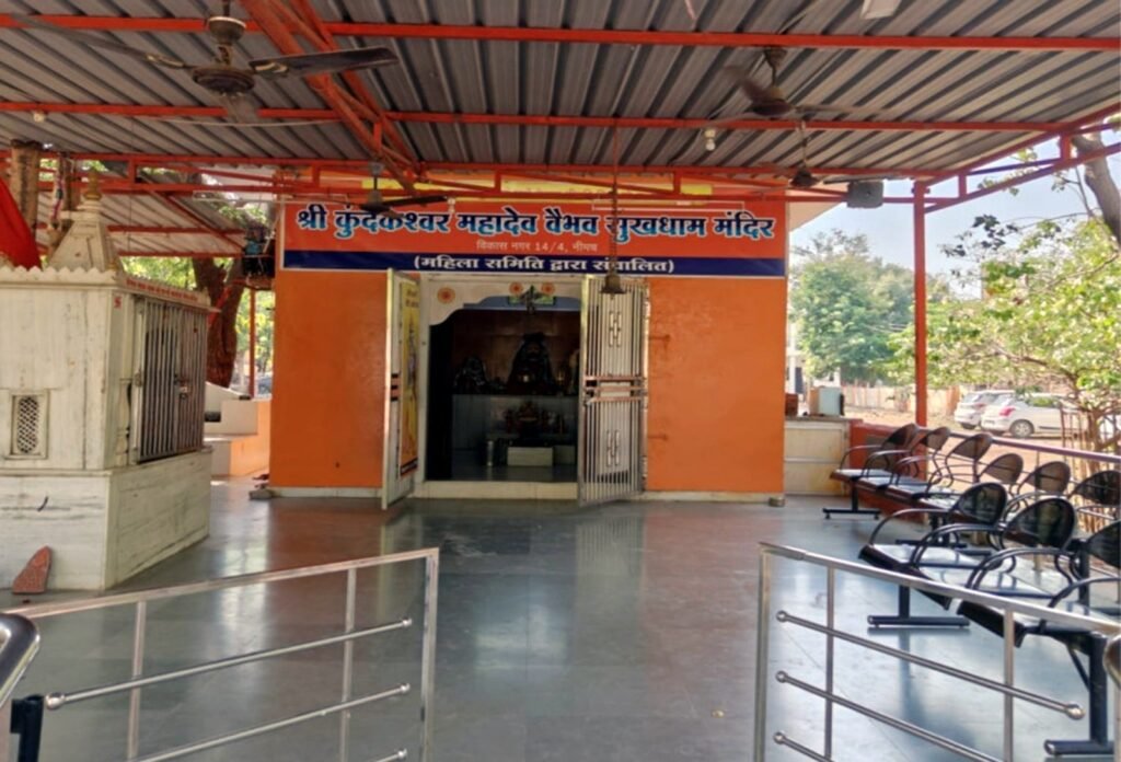 मंदिर में दिनदहाड़े चोरी, दानपेटी उखाड़ ले गए चोर, चढ़ावे की राशि पर किया हाथ साफ