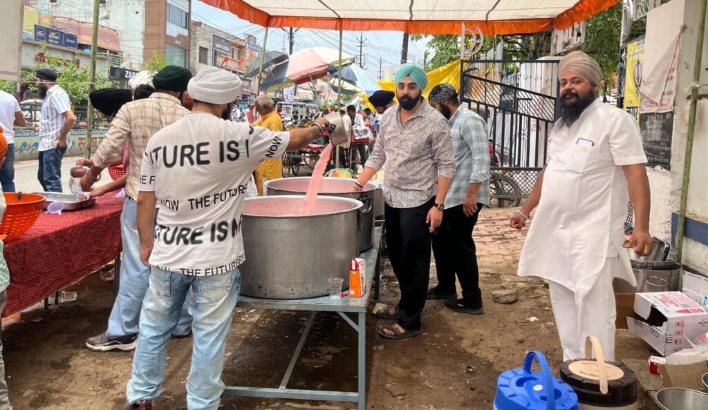 शरबत पिलाकर दिया विशेष योगदान 