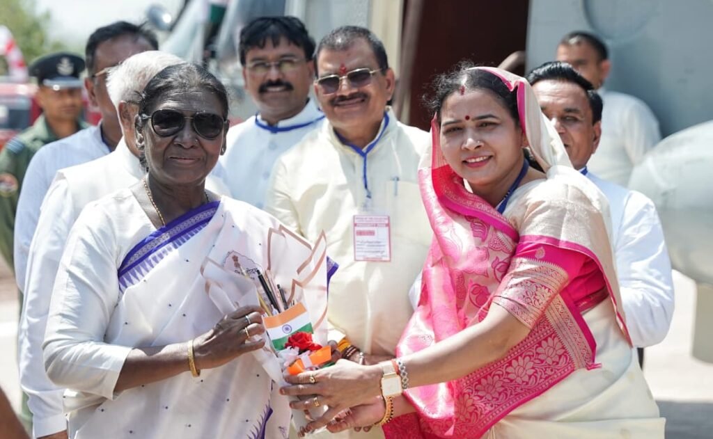 फूलों की जगह शिक्षा का उपहार: राष्ट्रपति ने खंडवा विधायक कंचन तनवे की अनूठी पहल को सराहा