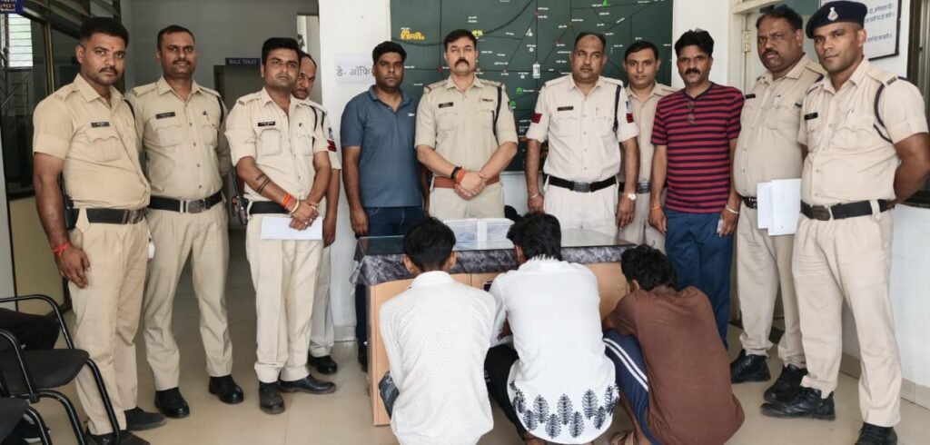 न्यायालय परिसर में हथियार लेकर घूम रहे 4 आरोपी गिरफ्तार