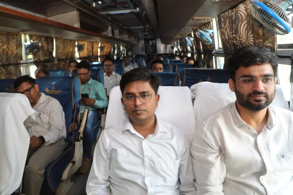 प्रशासन आपके द्वार’ अभियान :कलेक्टर के नेतृत्व में सभी जिला अधिकारी एक ही यात्री बस से ग्राम कंजार्डा हुए रवाना